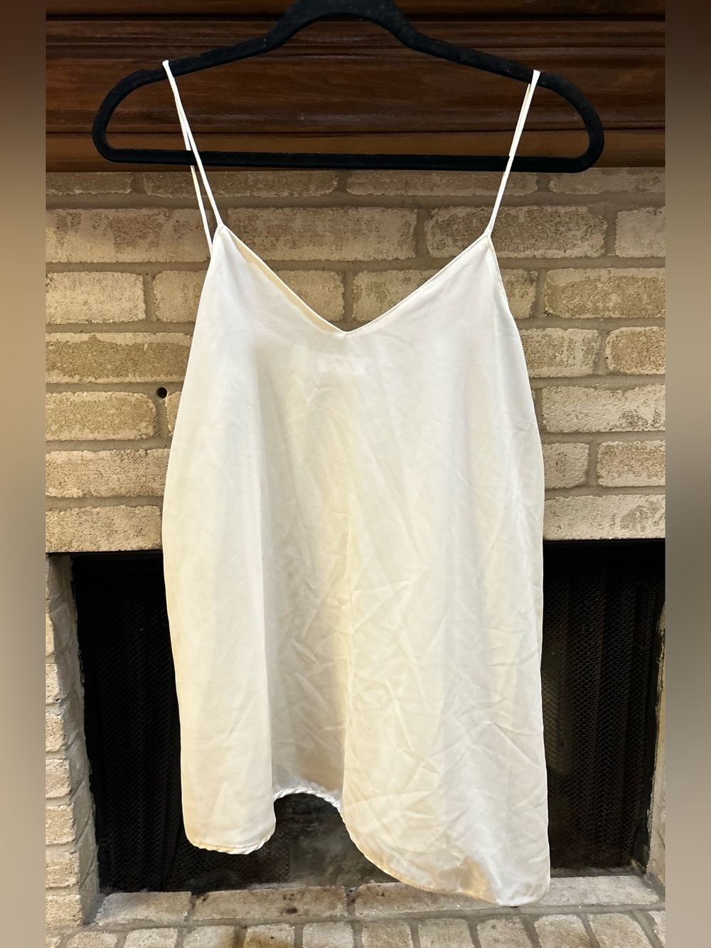 Umgee White V-Neck Satin Tank EUC
